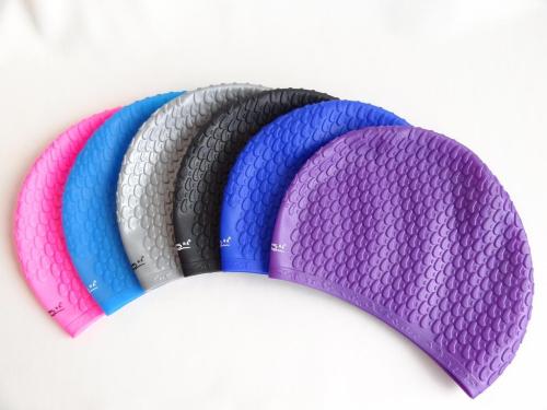 游泳戴硅膠的好還是布的好，硅膠泳帽和布泳帽哪個(gè)更舒服？